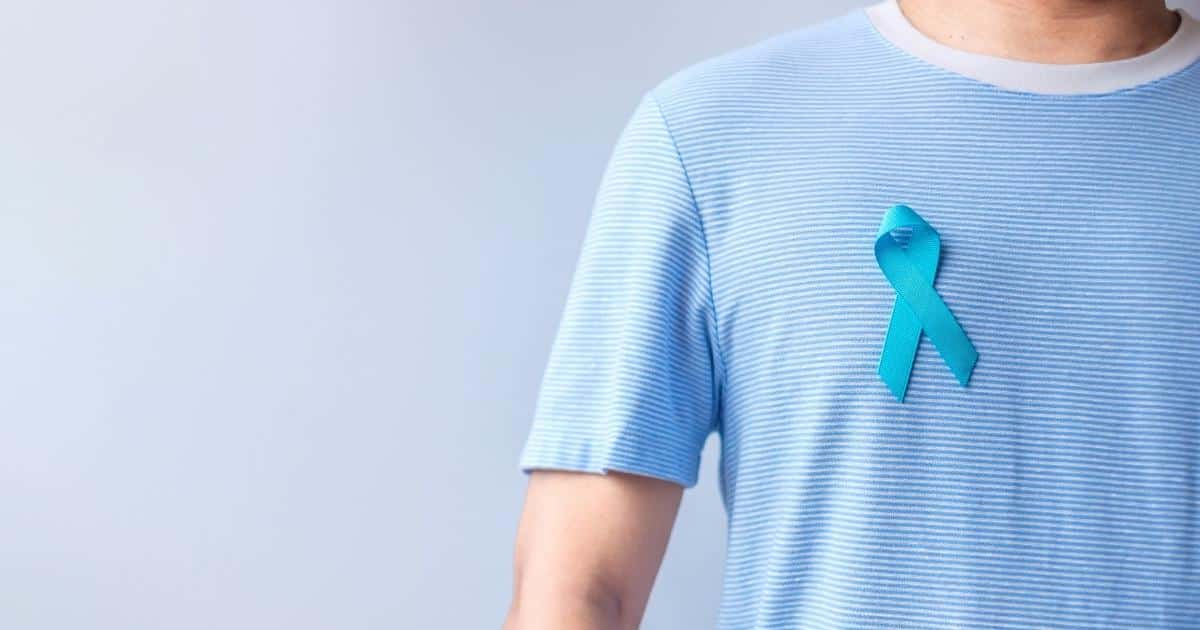 homem com broche do novembro azul como conscientização do câncer de próstata em jovens